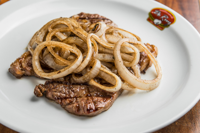 Bife acebolado